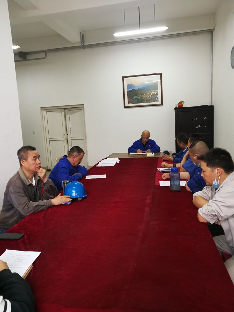 機(jī)加裝配黨支部召開(kāi)全體黨員大會(huì)，組織主題教育學(xué)習(xí)。