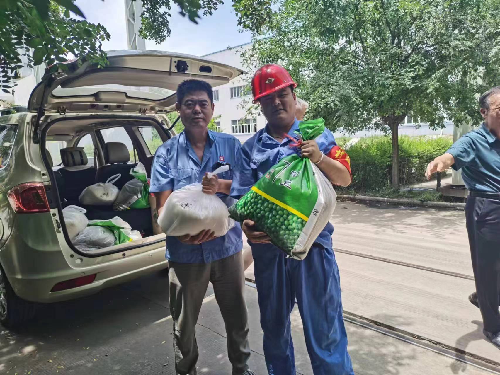 給一線(xiàn)生產(chǎn)車(chē)間和工地職工購(gòu)買(mǎi)了一批白糖、綠豆等防暑降溫品送到了車(chē)間工地