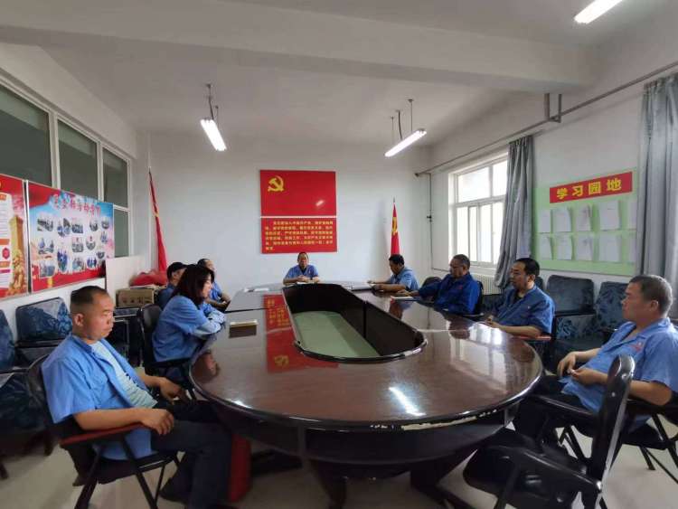 運(yùn)輸采供黨支部召開(kāi)黨員大會(huì)，組織主題教育集中學(xué)習(xí)。